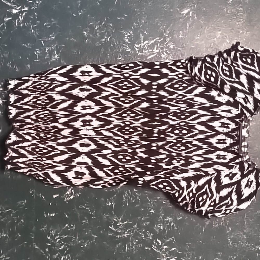 ⭐Black and white blouse